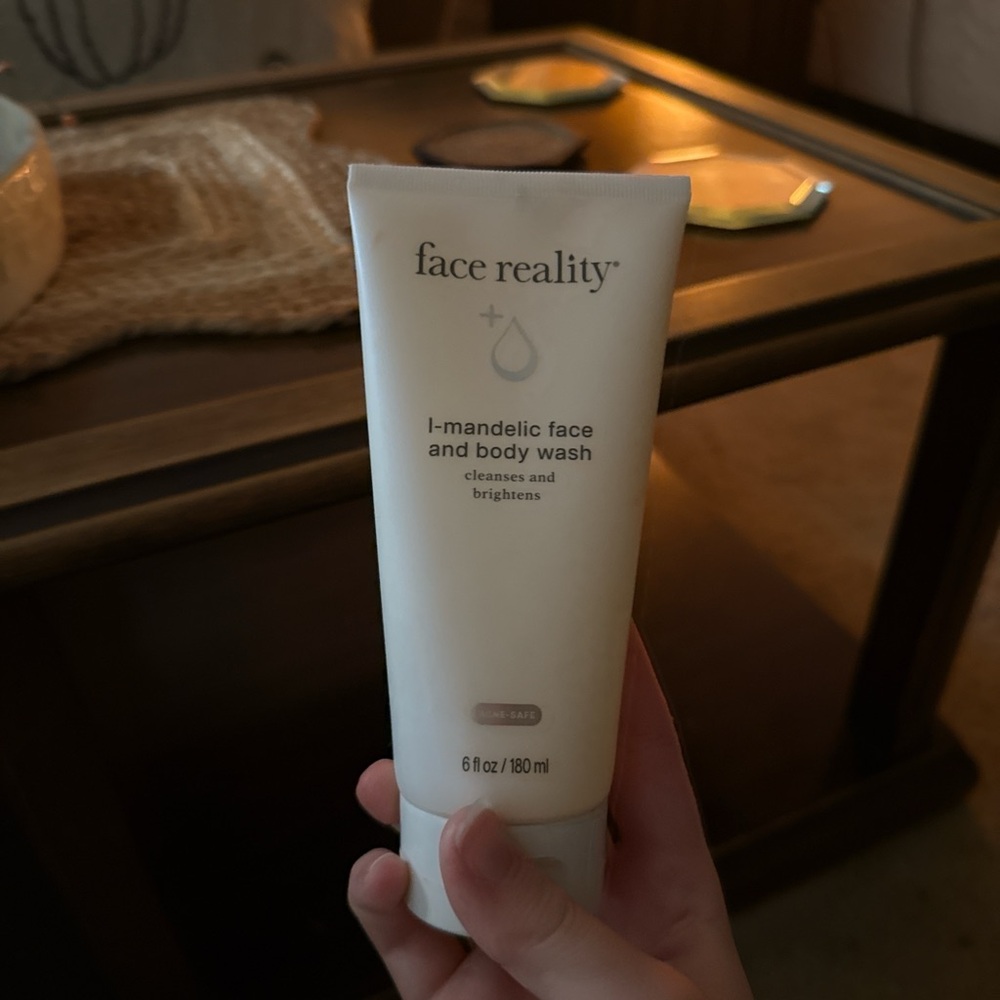 Face Reality I-Mandelic Face and Body Wash - White